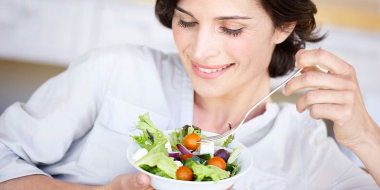 Comer alimentos dietéticos para la inflamación de la vejiga.