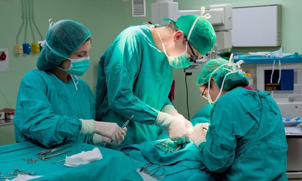 El daño severo a la vejiga requiere cirugía.